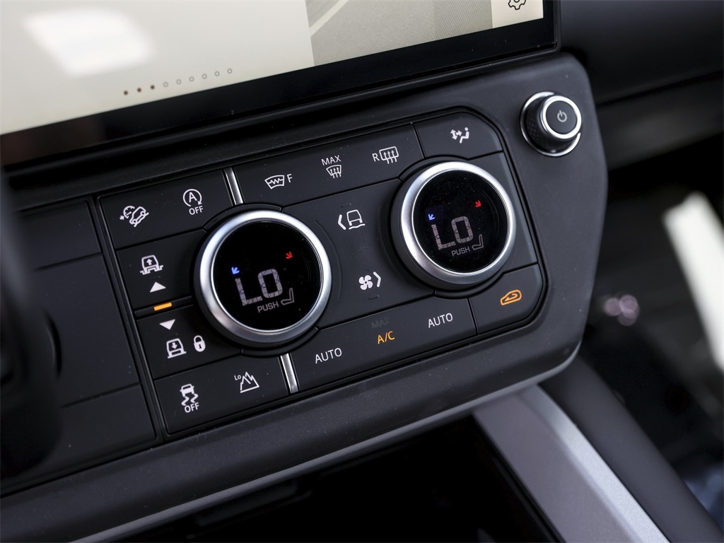 2026 Land Rover Defender 110 V8 photo 23