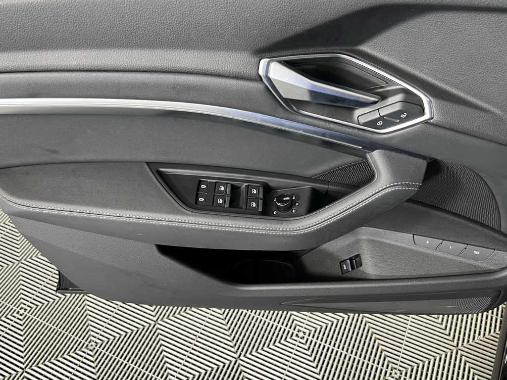2023 Audi e-tron Premium photo 17