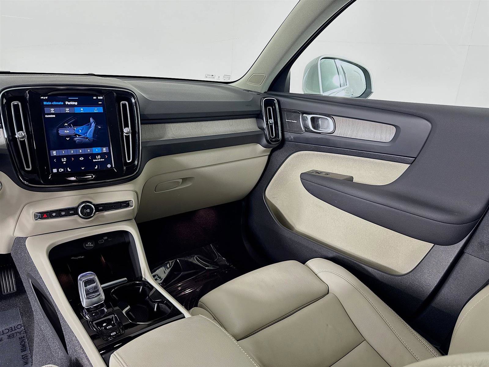 2024 Volvo XC40 Plus photo 24