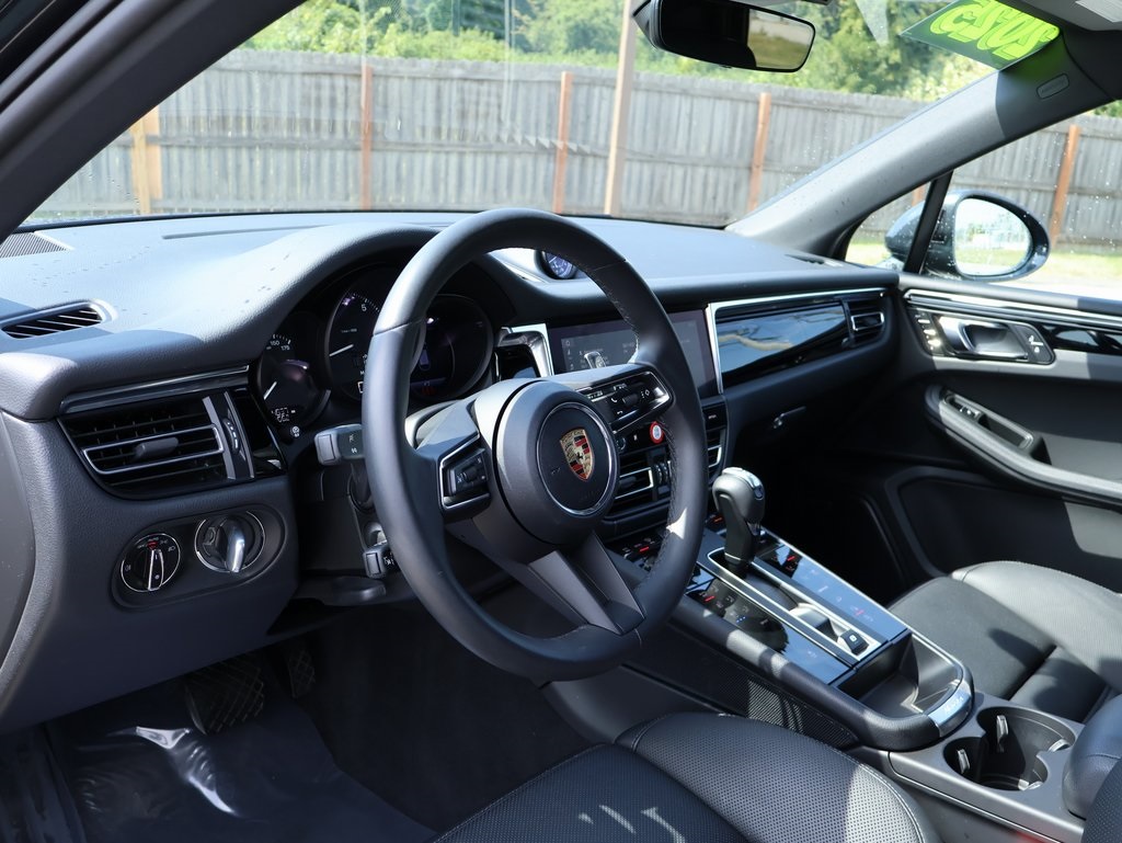 2025 Porsche Macan T photo 4