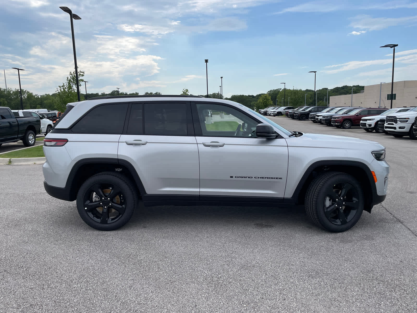 2025 Jeep Grand Cherokee Limited photo 10