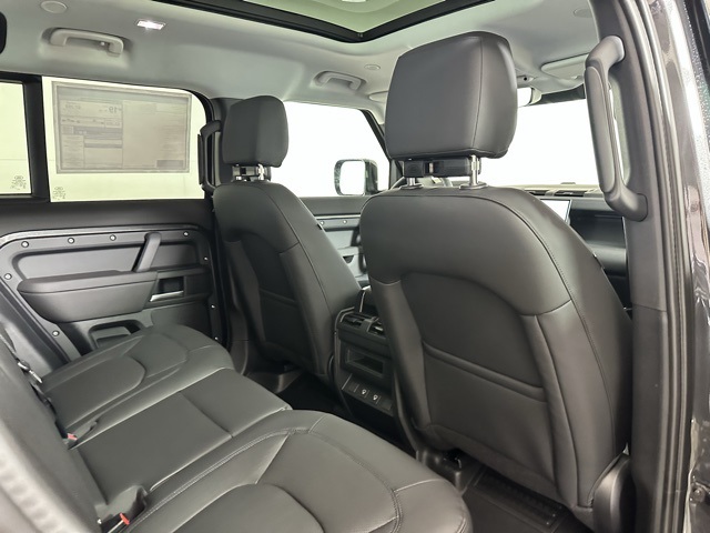 2025 Land Rover Defender 110 S photo 21