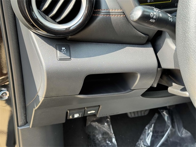 2019 Nissan Kicks SR photo 27