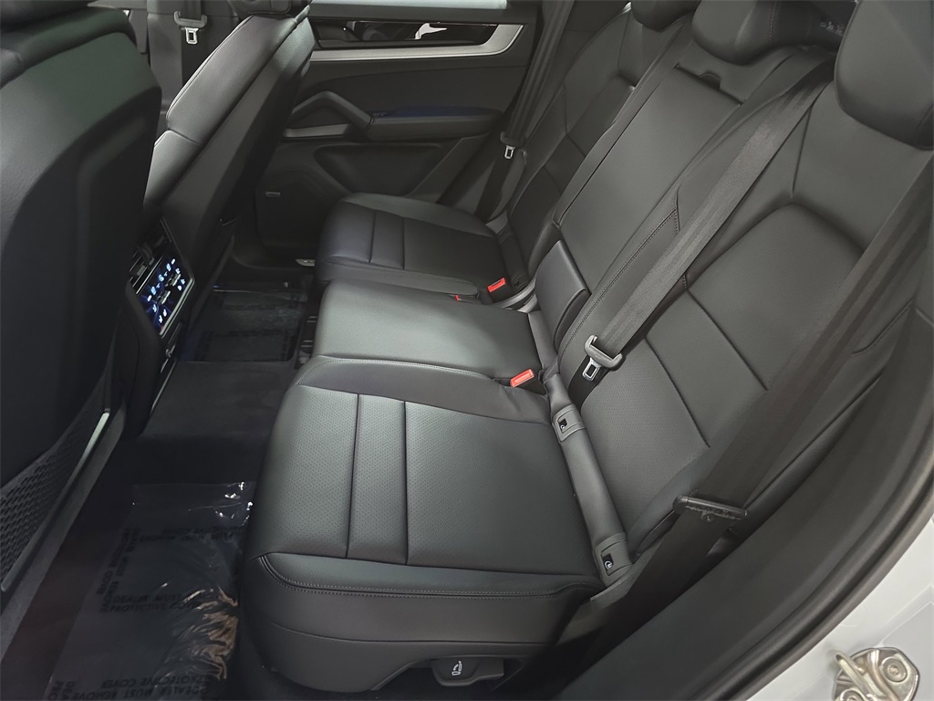2025 Porsche Cayenne photo 21
