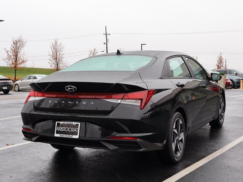2023 Hyundai Elantra SEL photo 4