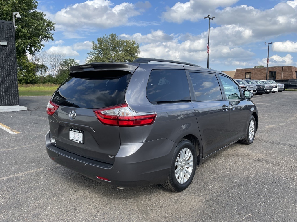2017 Toyota Sienna XLE photo 5