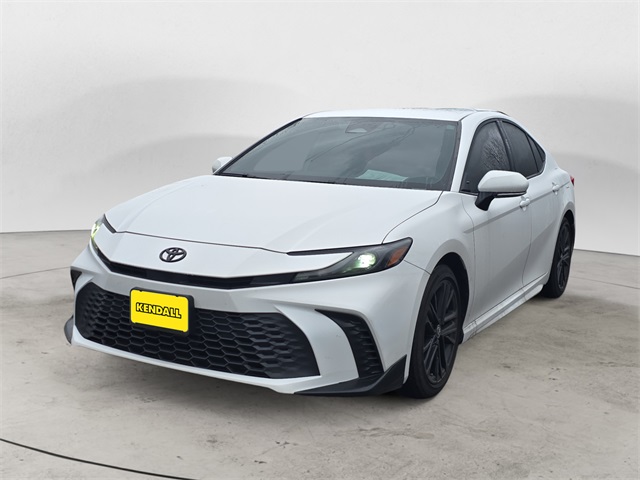 2025 Toyota Camry SE's photo