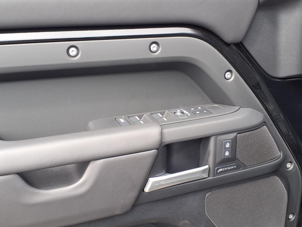2025 Land Rover Defender 110 S photo 10