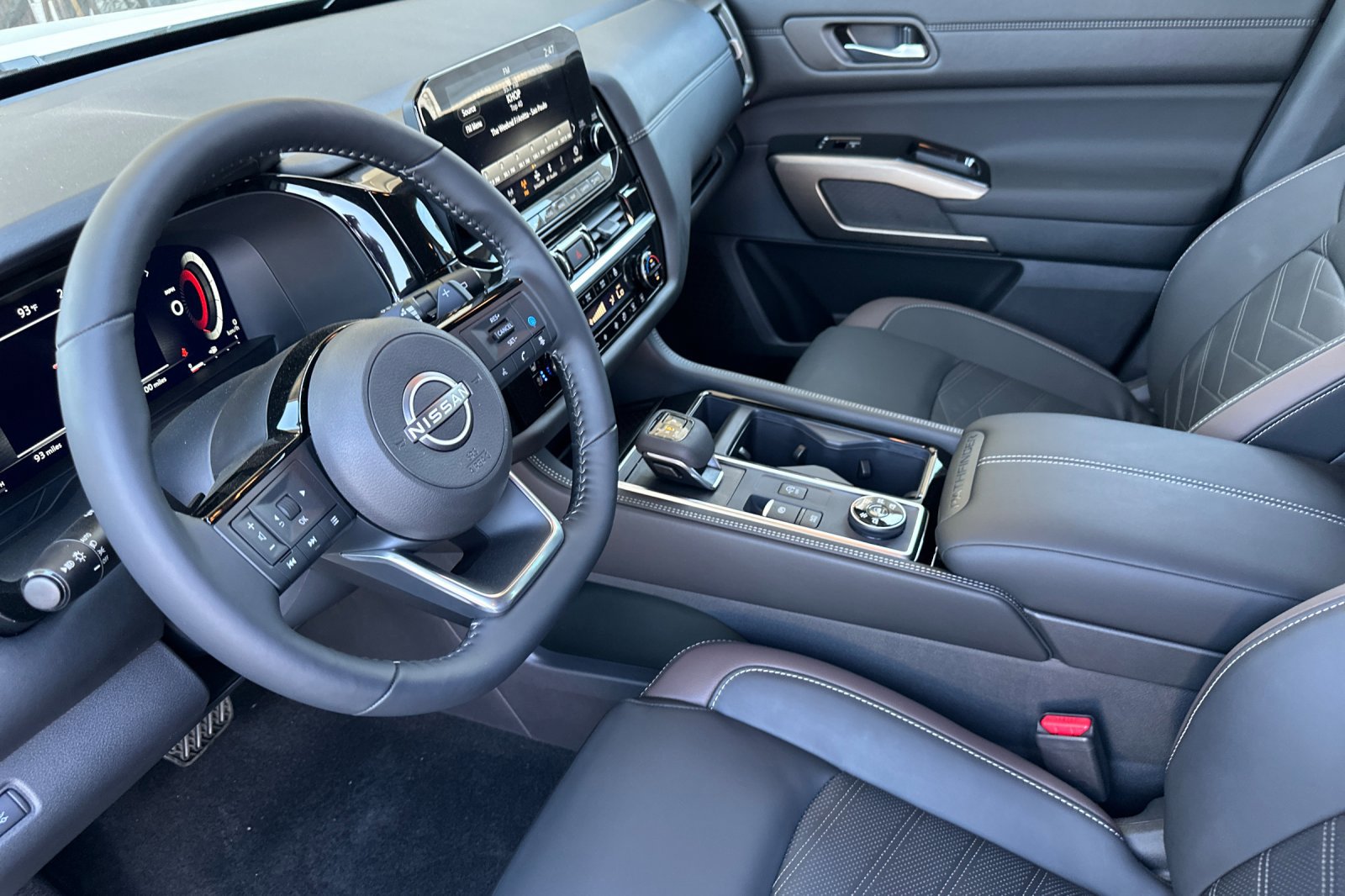 2025 Nissan Pathfinder Platinum photo 10