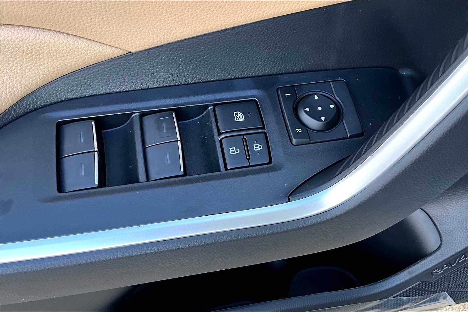 2025 Toyota RAV4 XLE photo 17