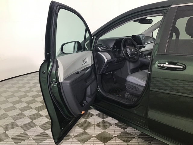 2021 Toyota Sienna XLE photo 6