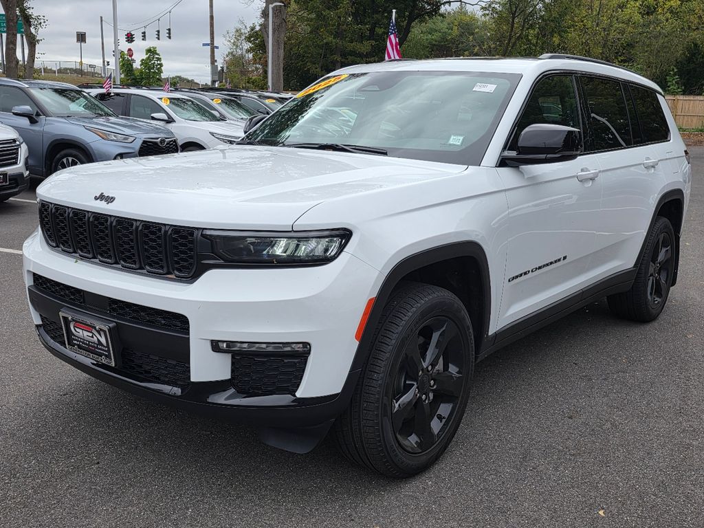 2025 Jeep Grand Cherokee Limited photo 3