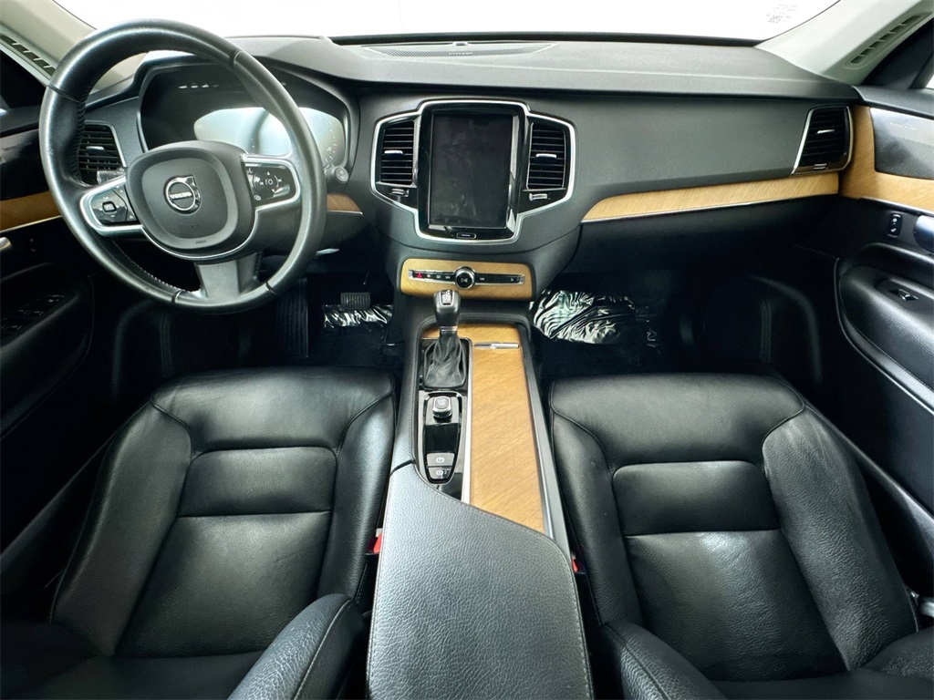 2022 Volvo XC90 T5 Momentum photo 5