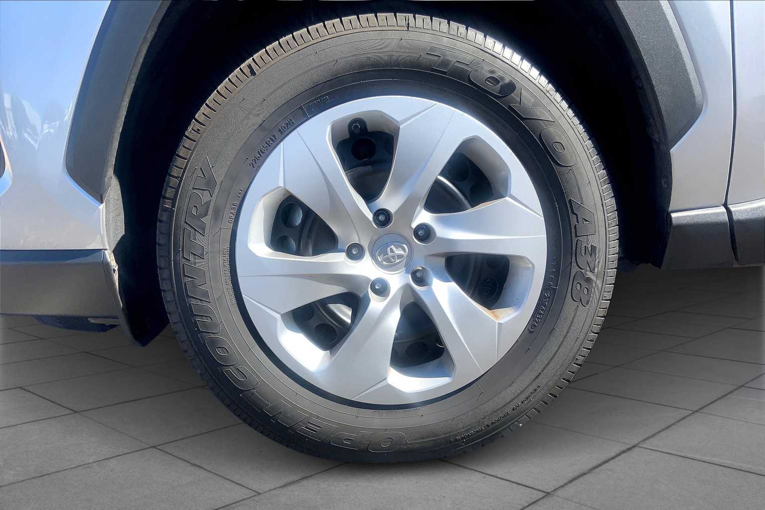 2025 Toyota RAV4 LE photo 9