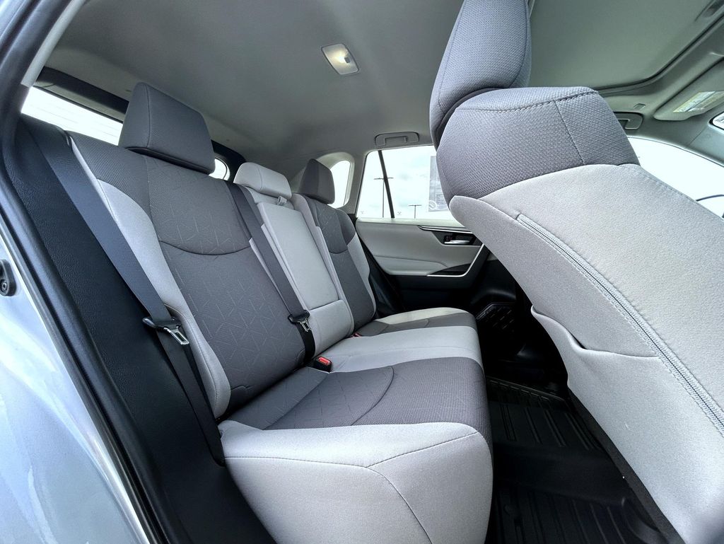 2023 Toyota RAV4 XLE photo 19