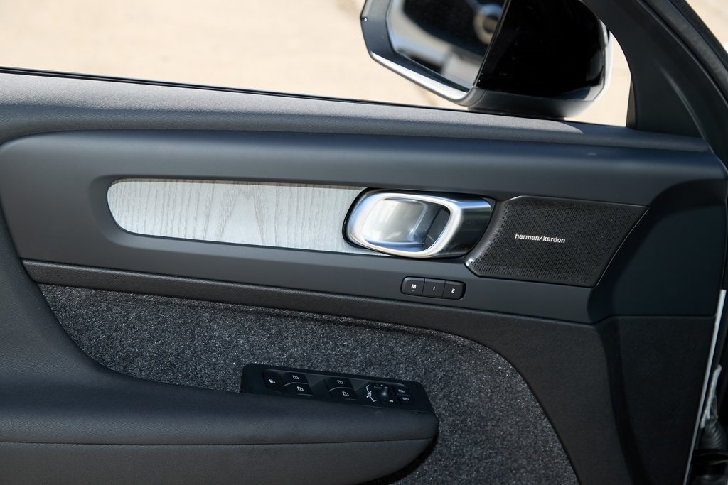 2025 VOLVO XC40 - Image 9