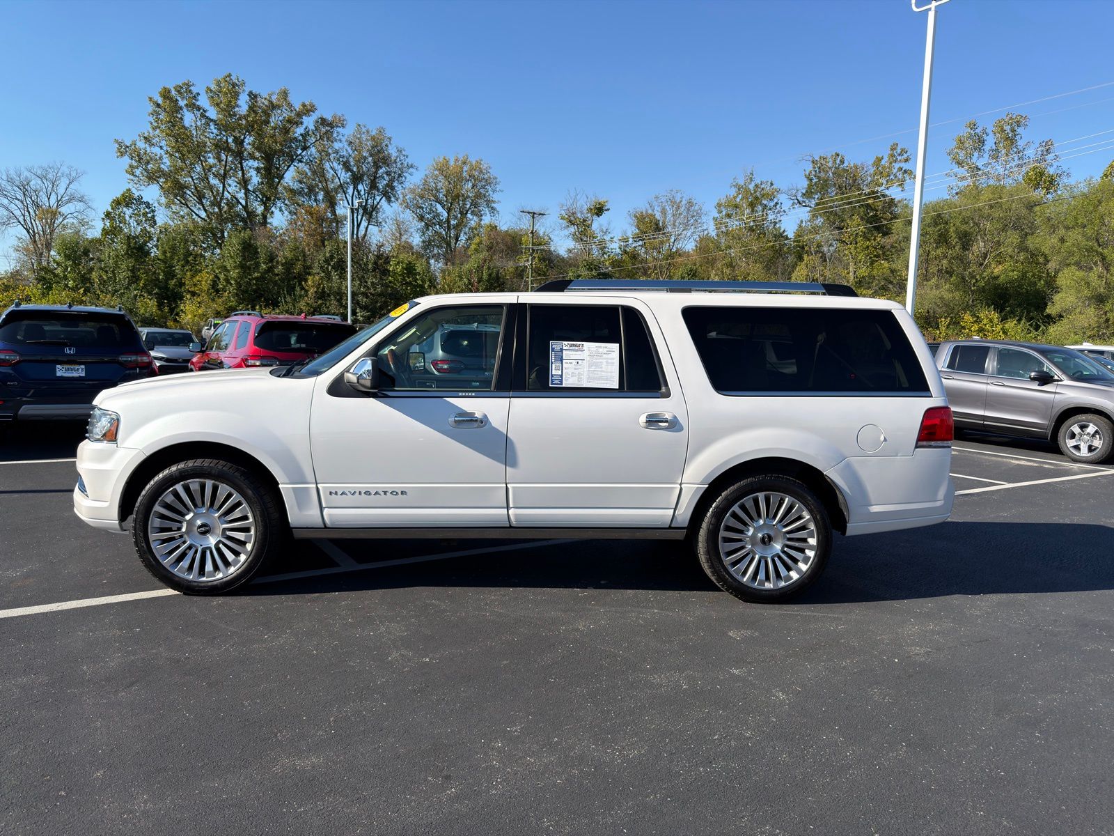 2015 Lincoln Navigator L Base photo 2