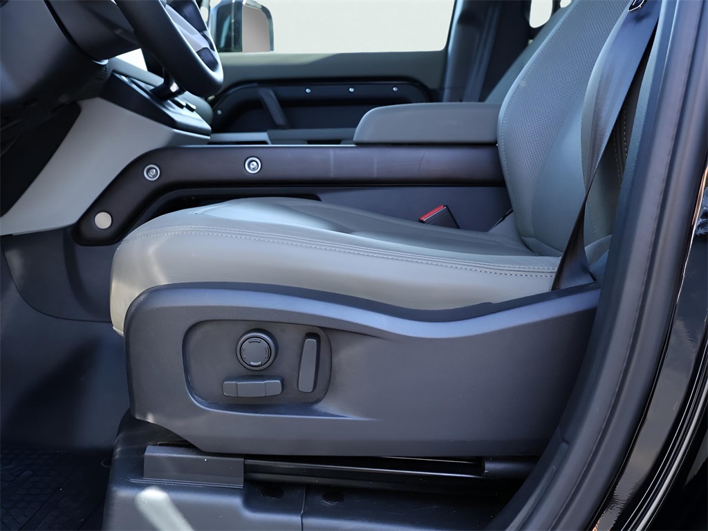 2024 Land Rover Defender 110 S photo 27