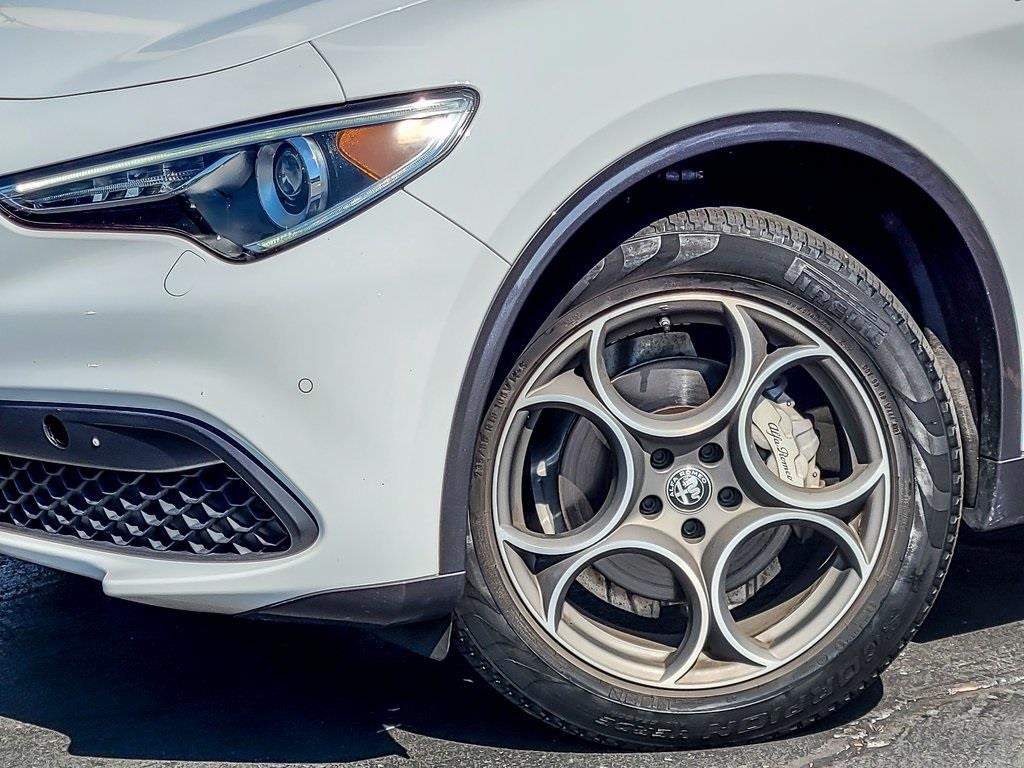 2022 Alfa Romeo Stelvio Ti photo 2