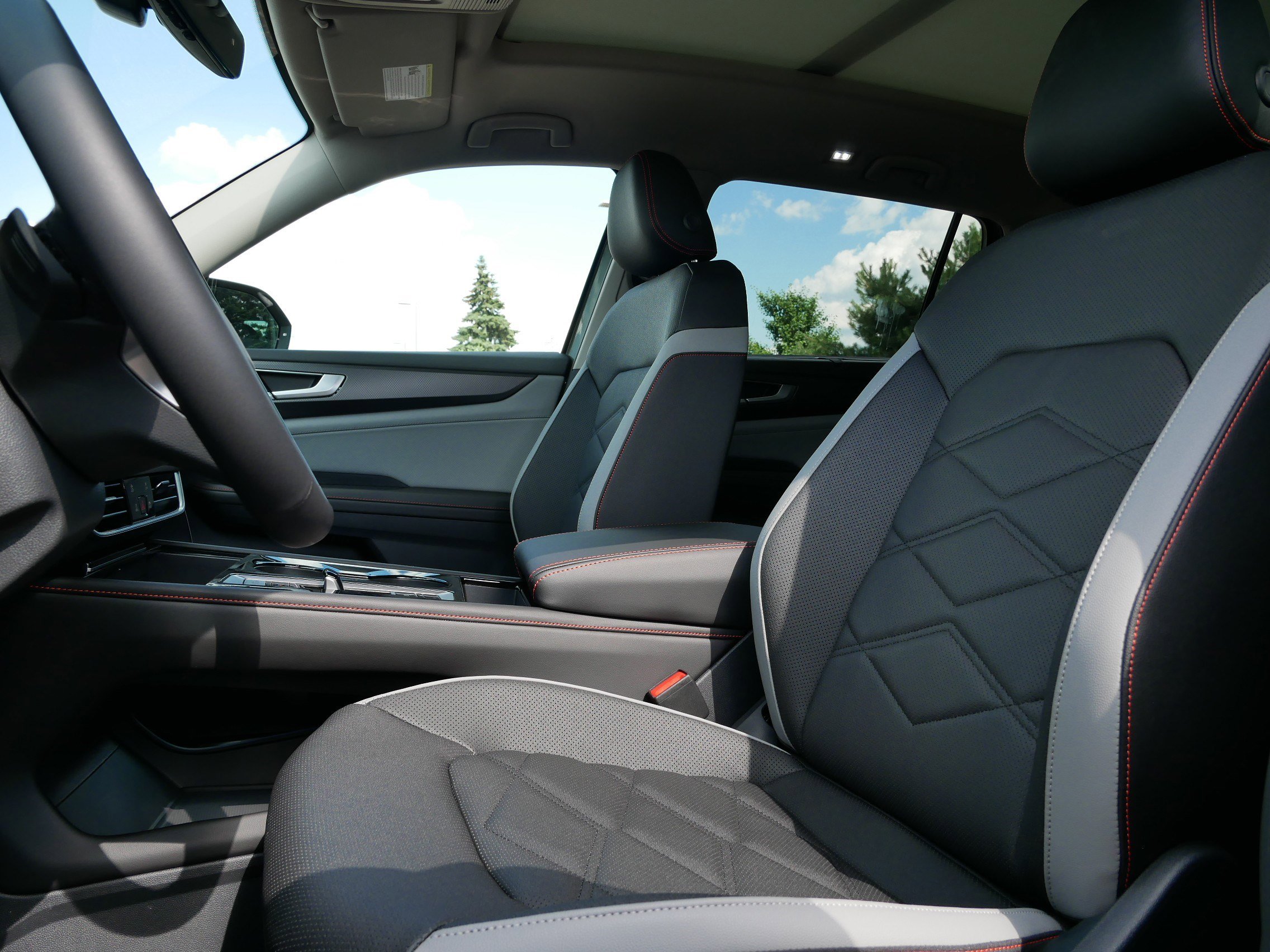 2025 Volkswagen Atlas Peak Edition SE photo 2
