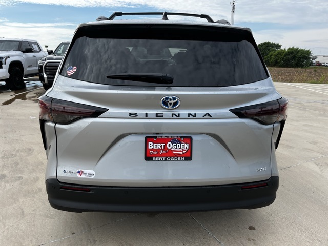 2025 Toyota Sienna XLE photo 5