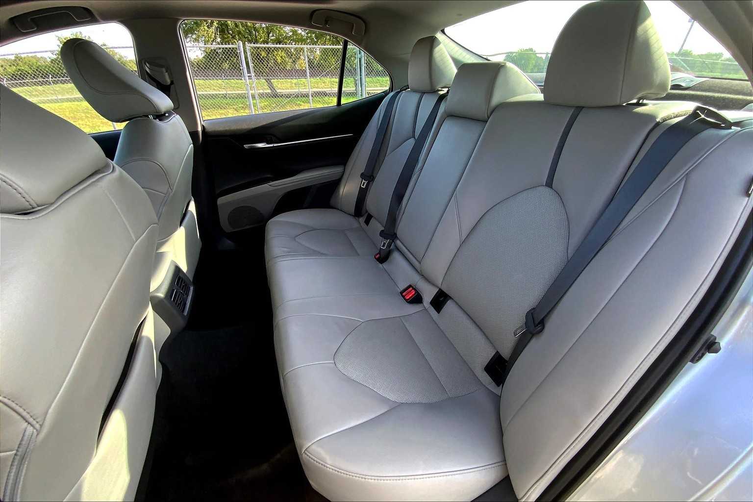 2022 Toyota Camry XLE V6 photo 19