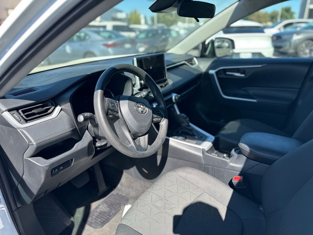 2024 Toyota RAV4 XLE photo 9