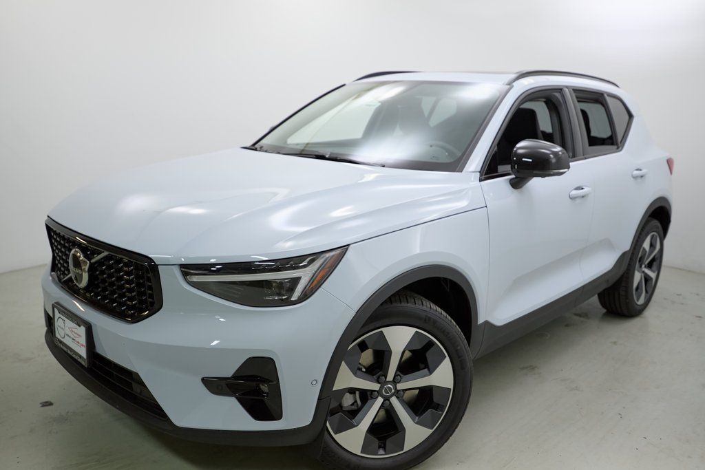 2026 VOLVO XC40 - Image 1