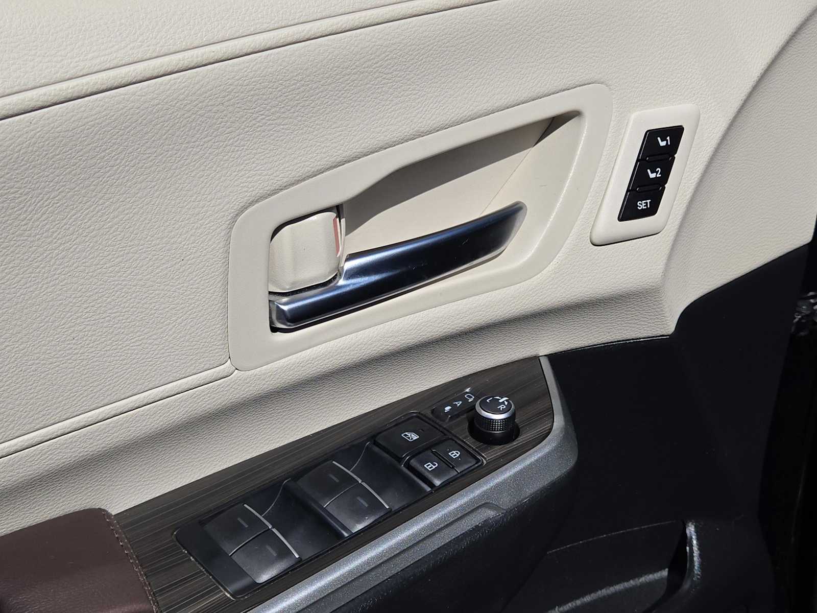 2024 Toyota Sienna Platinum photo 19