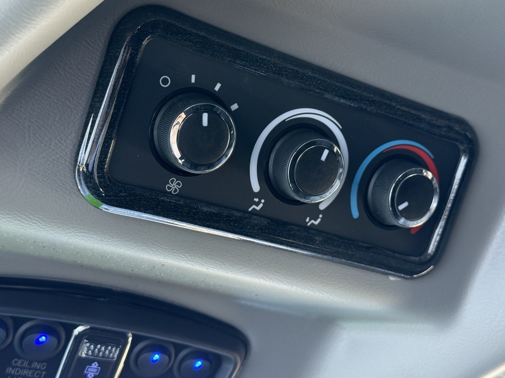 2025 Gmc Savana photo 32