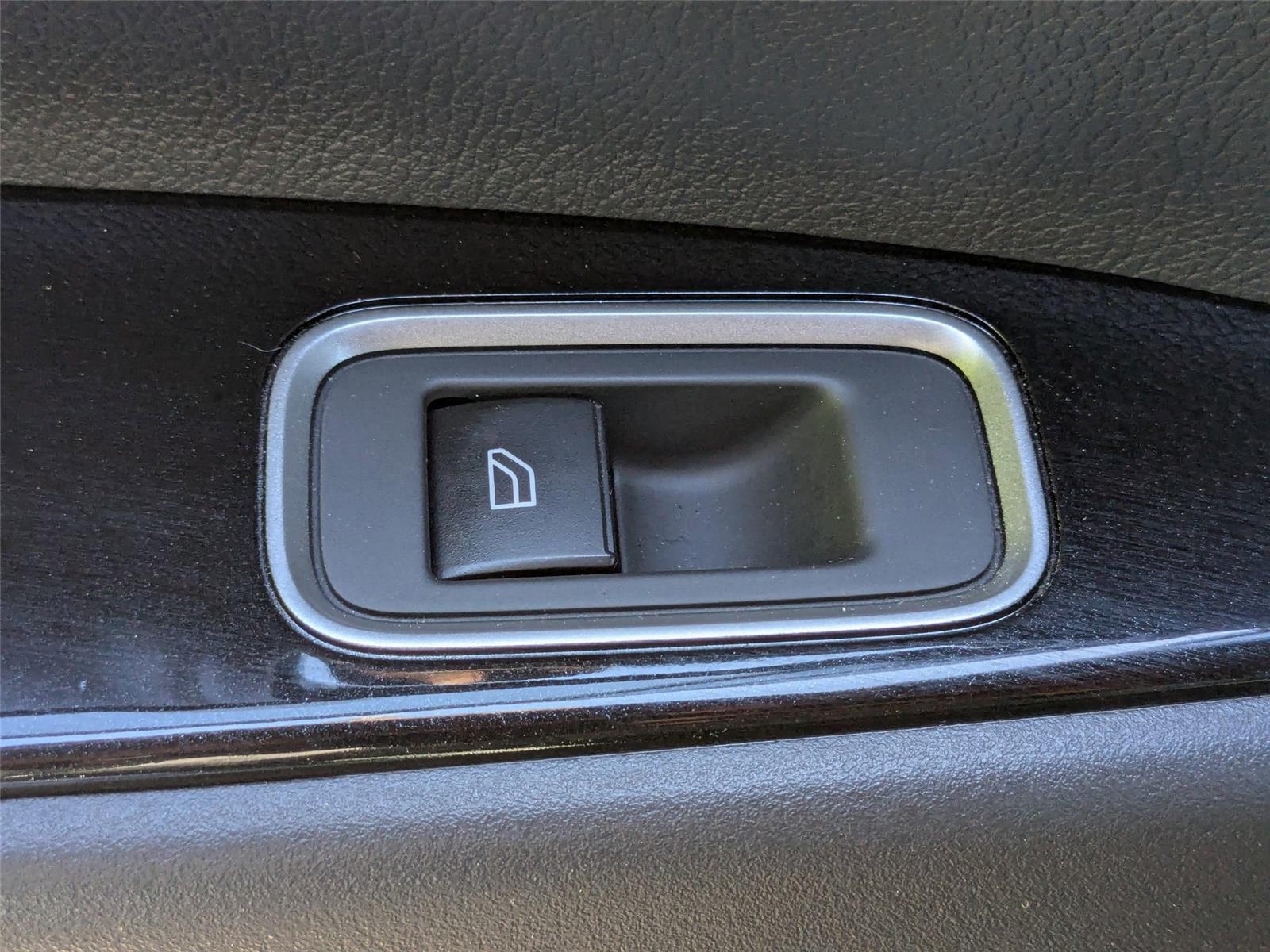 2020 Mitsubishi Outlander PHEV SEL photo 27