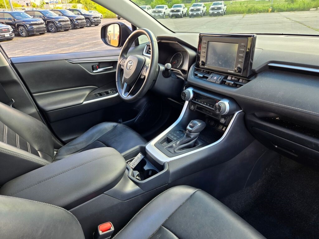 2020 Toyota RAV4 XLE Premium photo 5