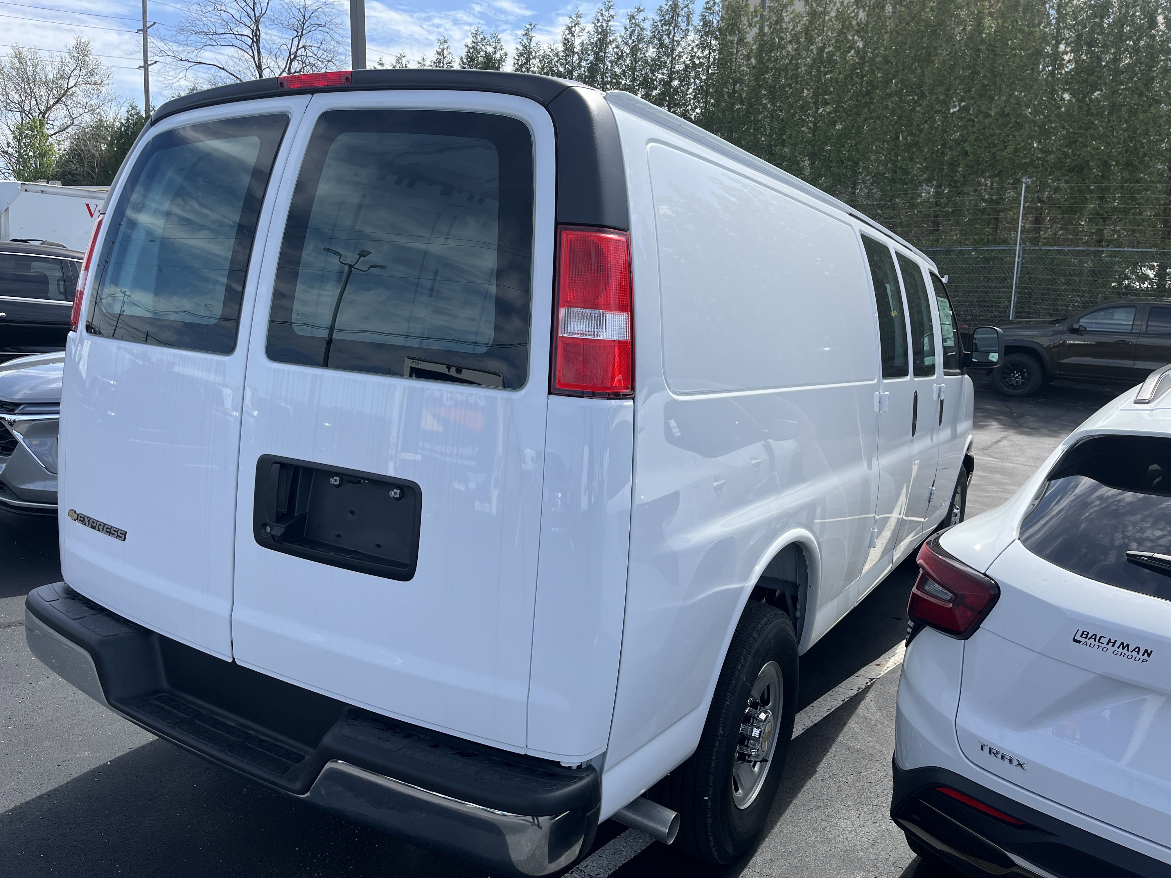 2025 Chevrolet Express Cargo 3500 photo 2