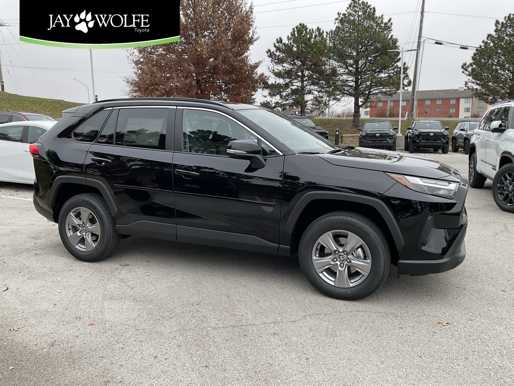 2025 Toyota RAV4 XLE's photo