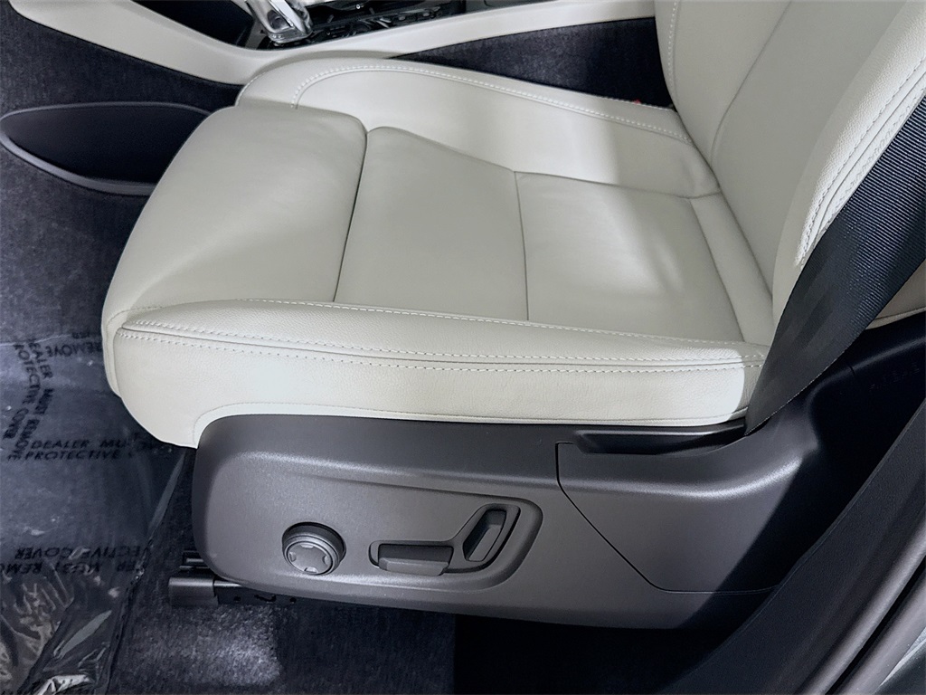 2026 Volvo XC40 Plus photo 19