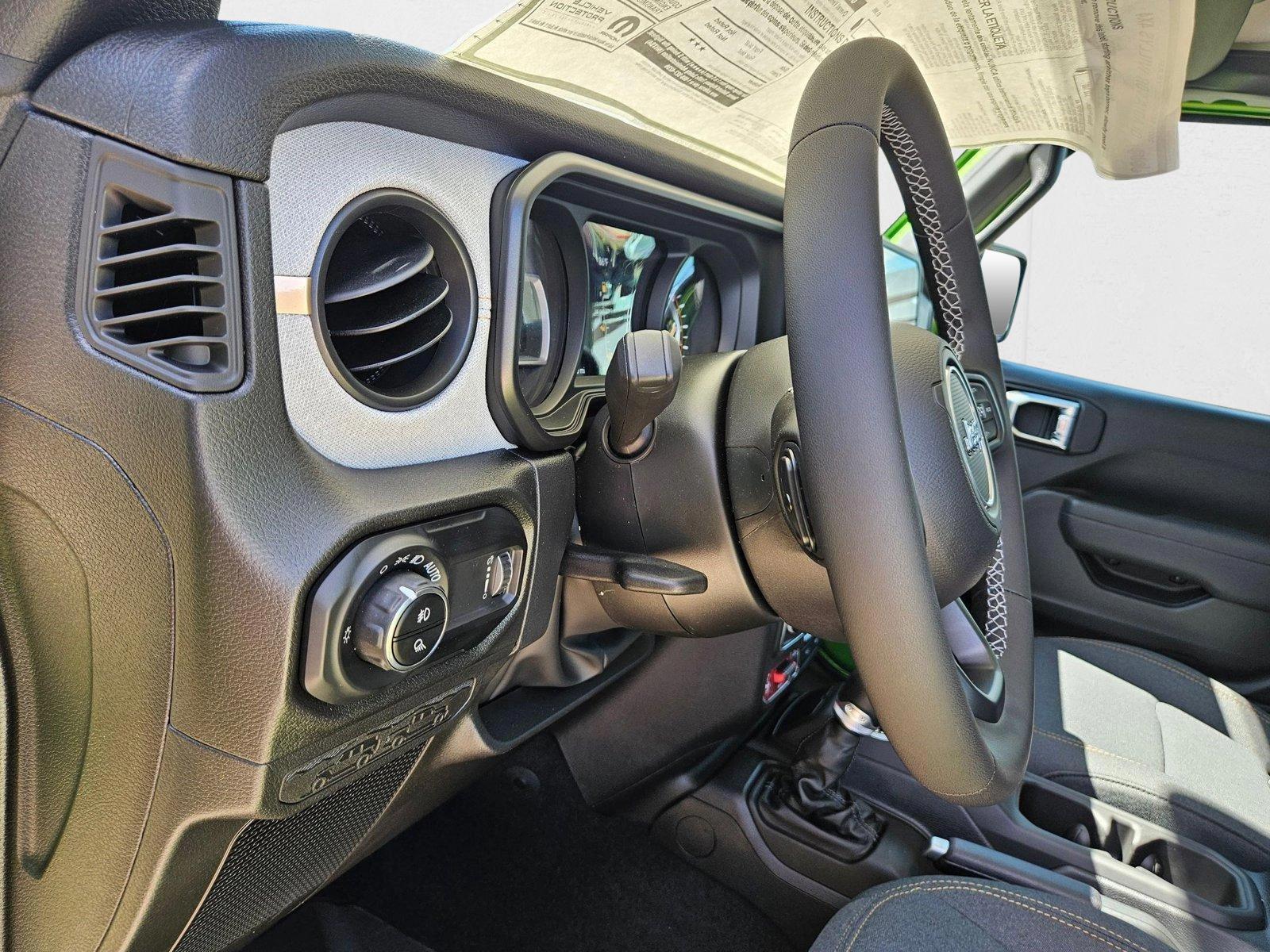 2025 Jeep Gladiator Willys photo 3