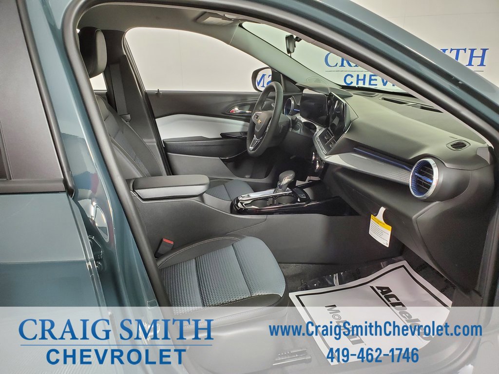 2025 Chevrolet Trax LT photo 12