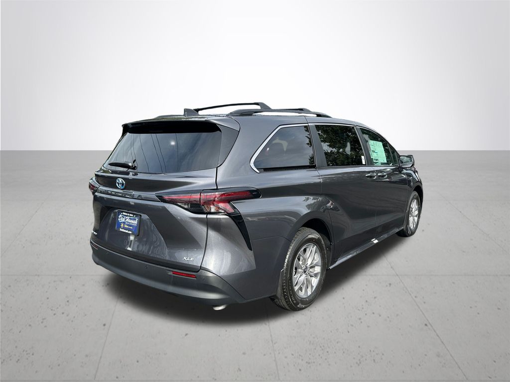 2025 Toyota Sienna XLE photo 7
