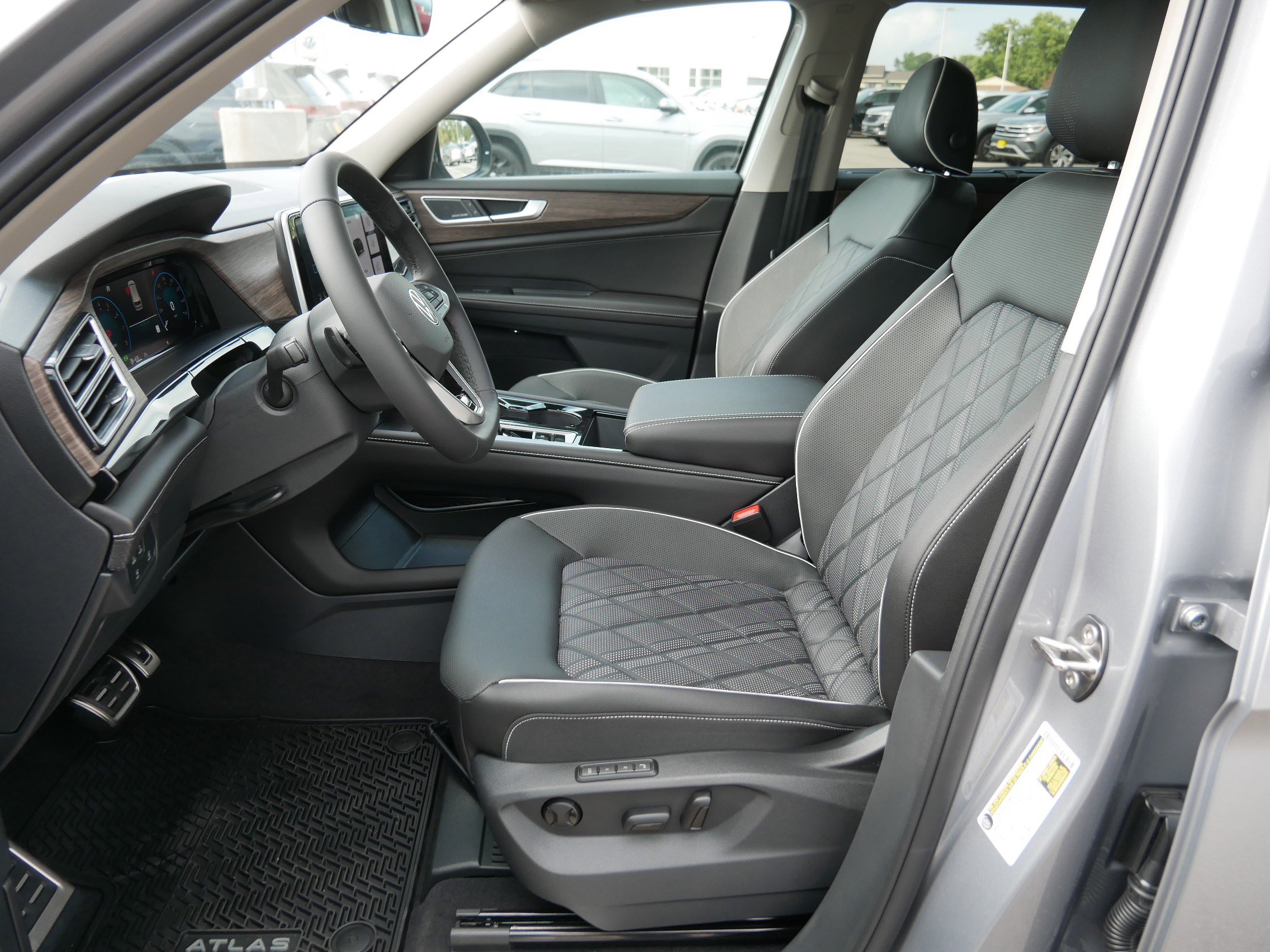 2026 Volkswagen Atlas SEL Premium R-Line photo 4