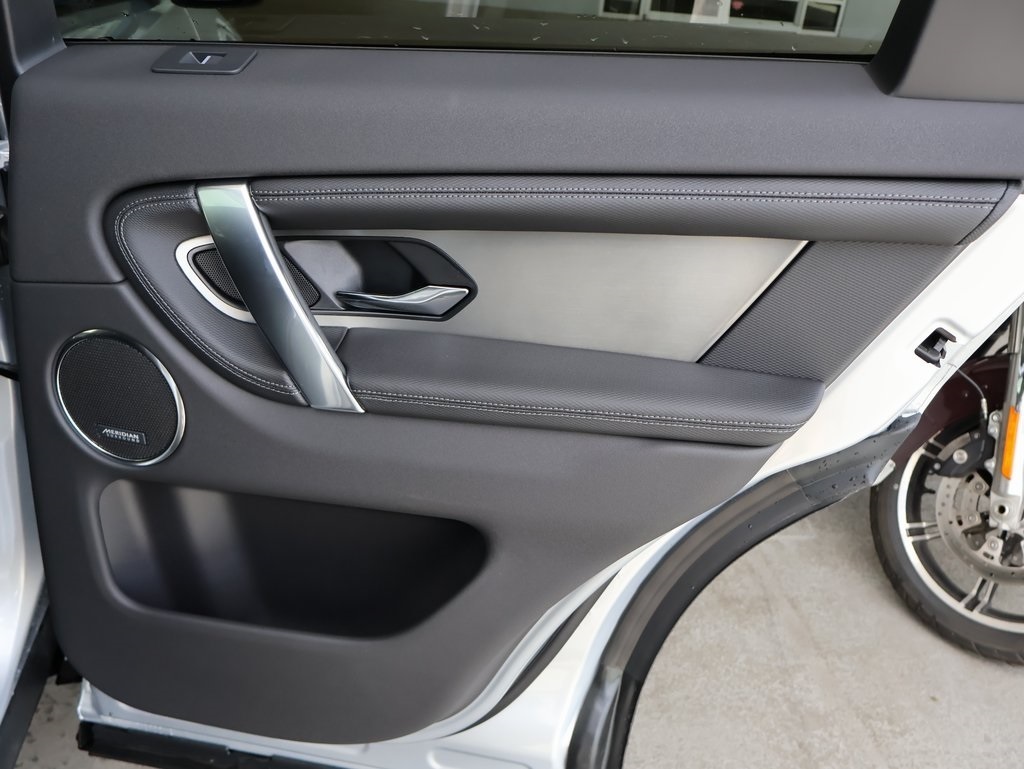 2025 Land Rover Discovery Sport SE photo 15