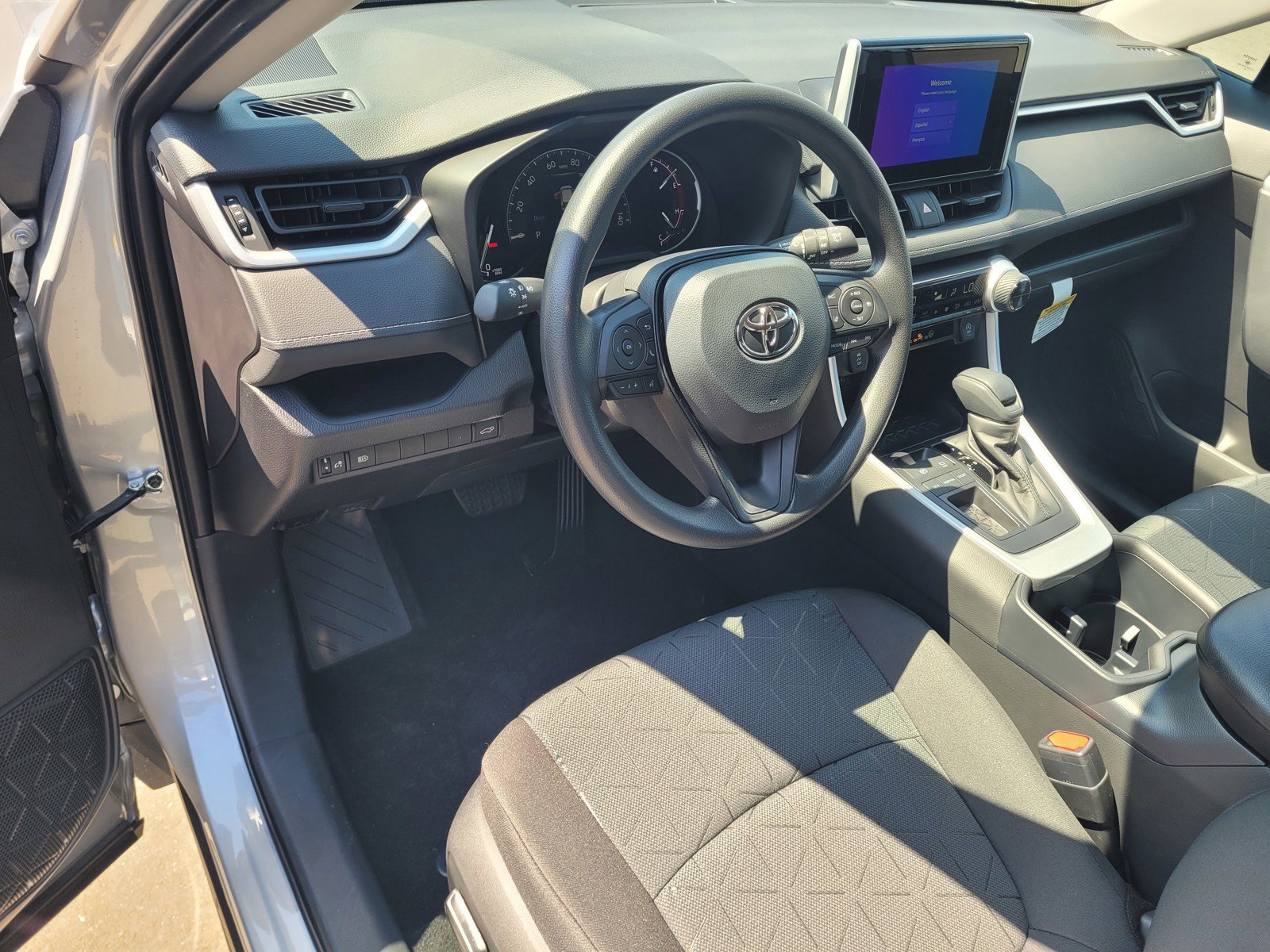 2025 Toyota RAV4 XLE photo 4
