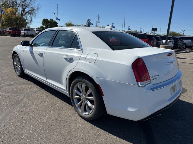 2018 Chrysler 300 Touring L photo 4