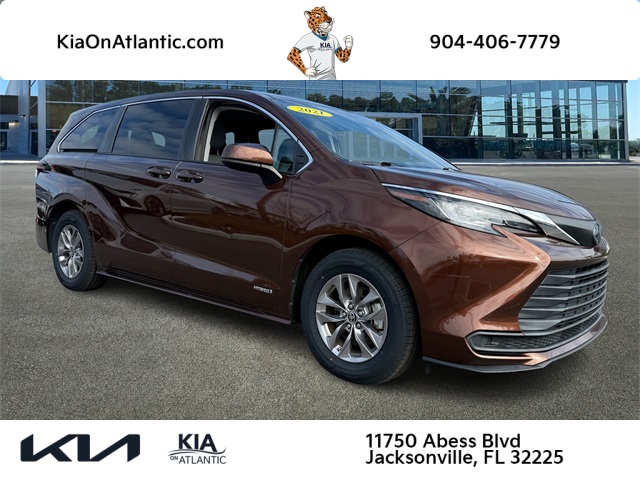 2021 Toyota Sienna LE's photo