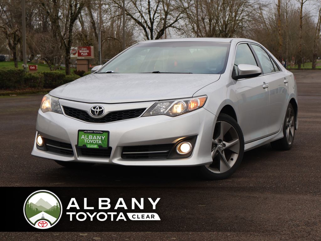 2013 Toyota Camry SE's photo