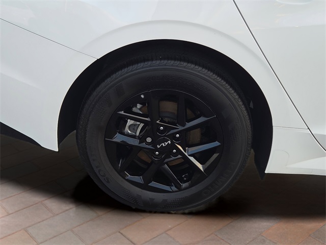 2025 Kia K5 LXS photo 4