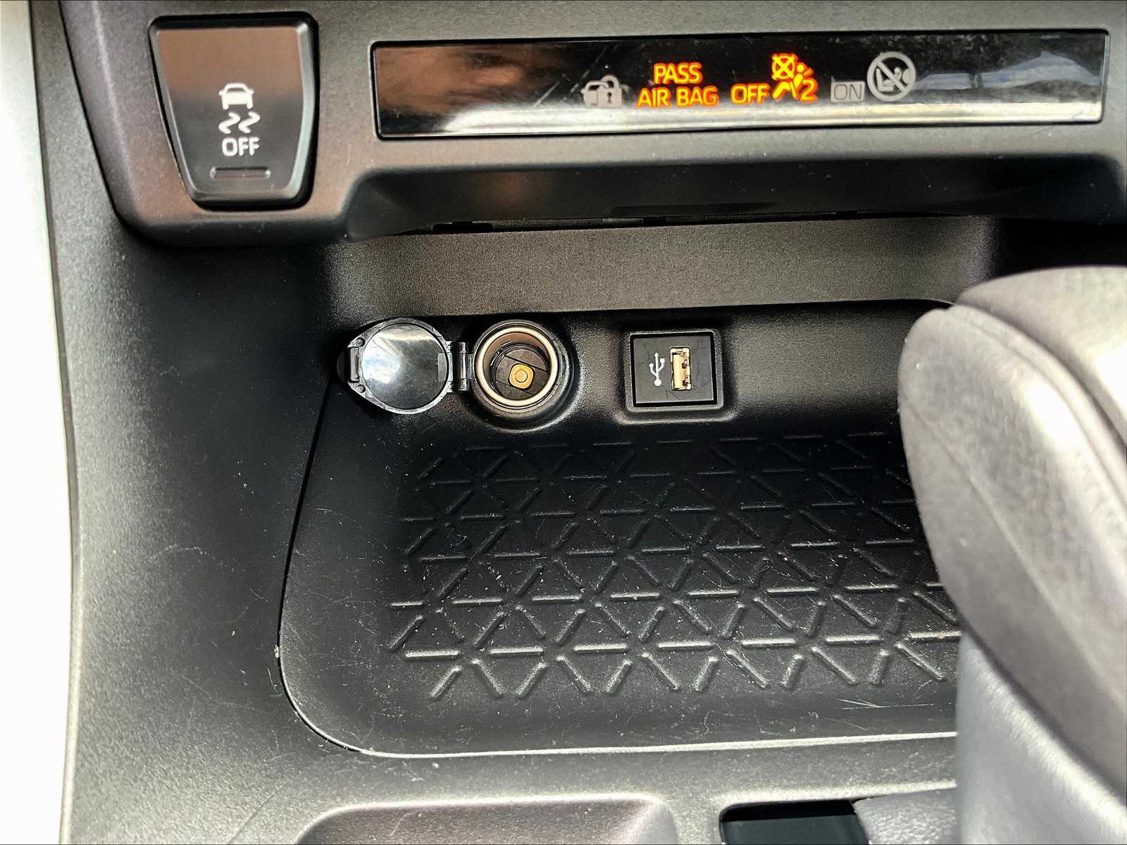 2023 Toyota RAV4 XLE photo 27