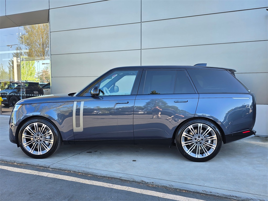 2025 Land Rover Range Rover SE photo 4