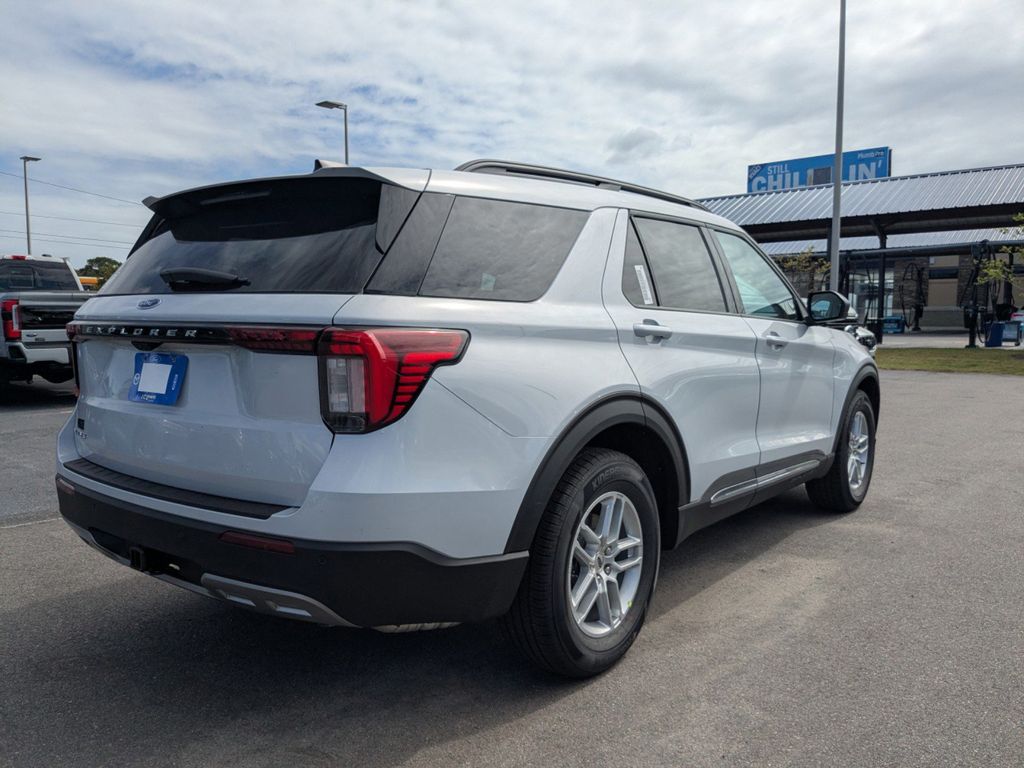2025 Ford Explorer photo 4