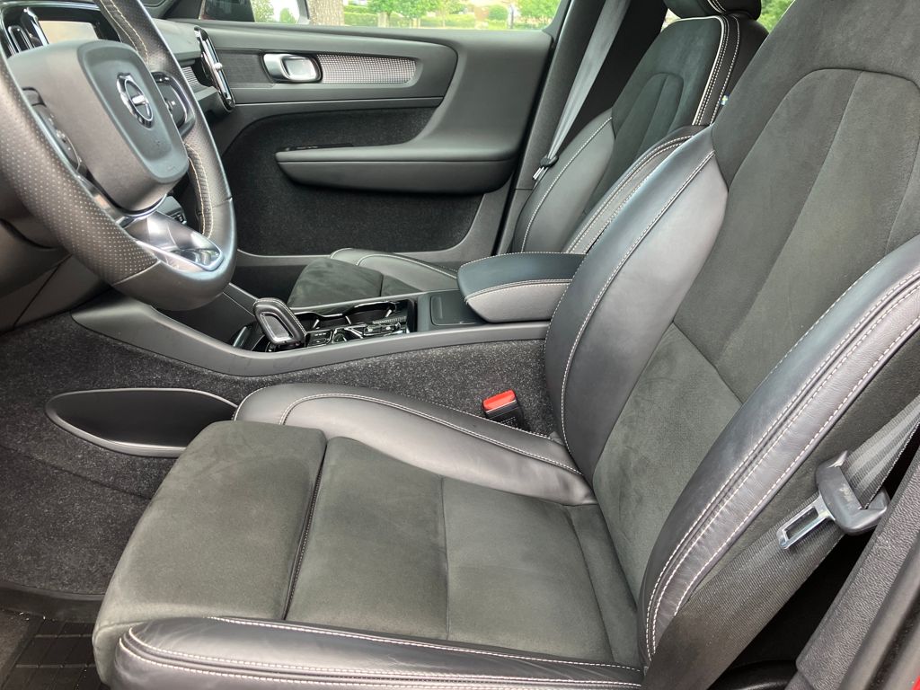 2021 Volvo XC40 R-Design photo 17