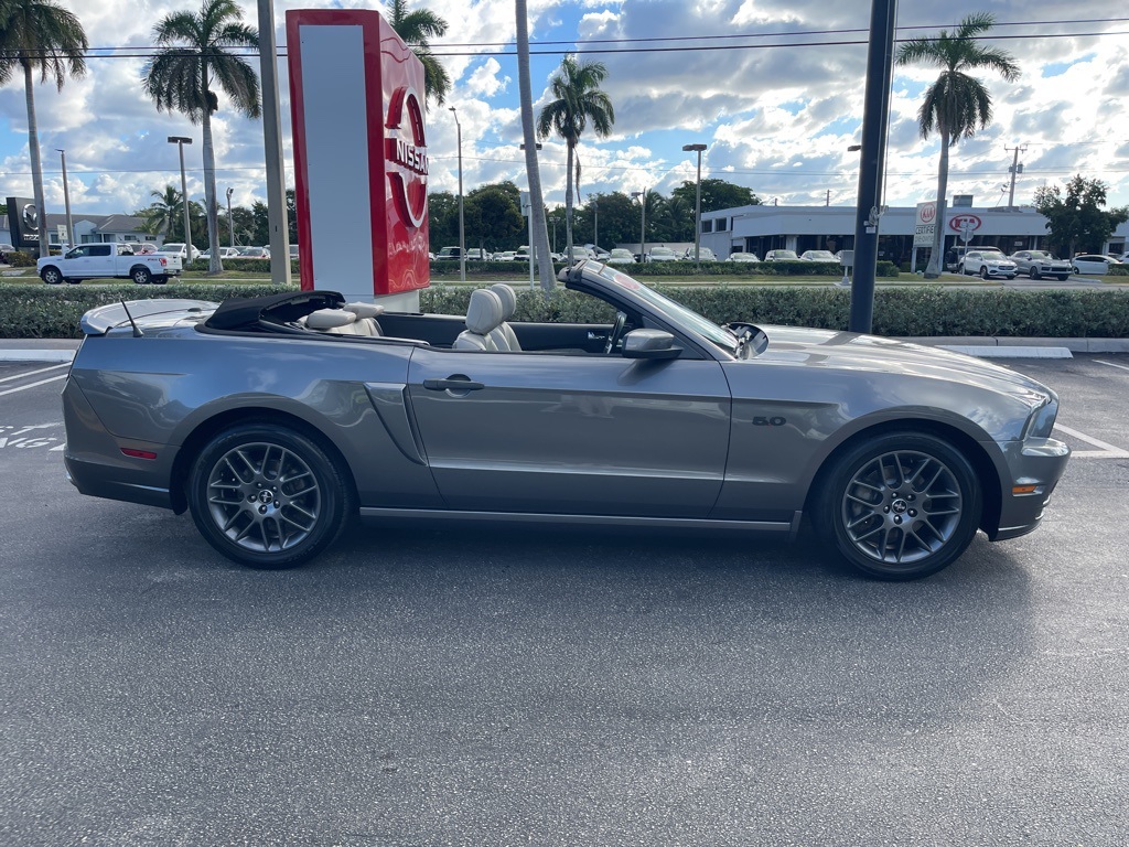 2014 Ford Mustang V6 Premium photo 2